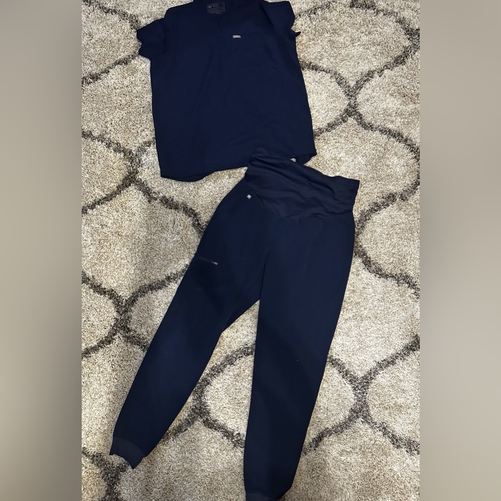 Figs Maternity scrubs, top and bottom. Size medium.